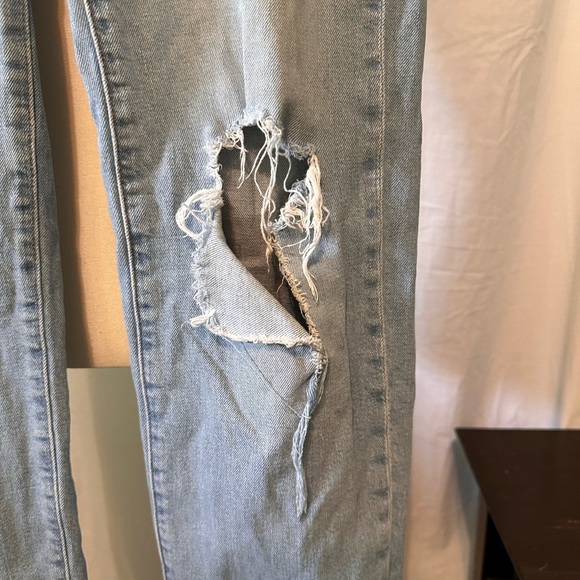 Madewell Light wash Size 25x28. Distressed, Ripped Knees. Comfy. Straight Leg - Picture 4 of 7